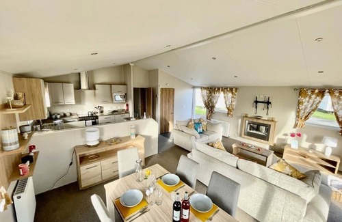 Skegness Cabina | Cozy home away from home 3 bed lodge with a hot tub @ 101 Windsor Pendine Sands.