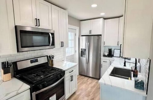 Des Plaines Casa | Cozy Home by O'Hare + EV Plug