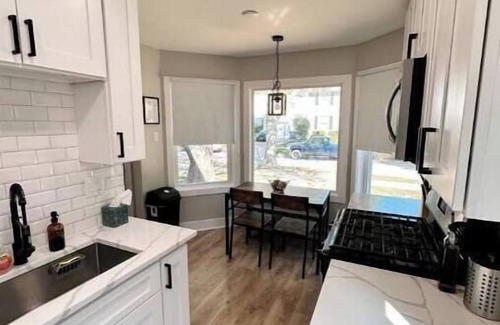 Des Plaines Casa | Cozy Home by O'Hare + EV Plug