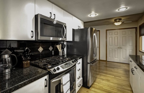 Richmond Casa | Cozy home close to Hawthorne-Division Districts