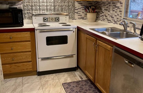 Brockton Casa | Cozy Home! Close to the Ski Blue Mountain, the Poconos, and Jim Thorpe.
