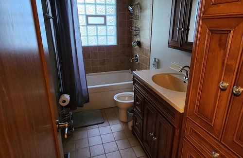 Bartlett Casa | Cozy home in Bartlett. Close to main highways to Chicago.