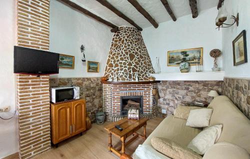 Benalauria Casa | Cozy Home In Benalaureia With Kitchen