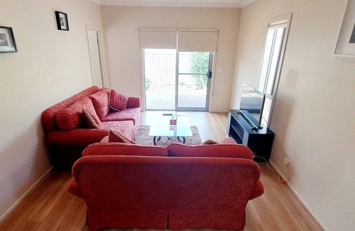 Tarneit Casa | Cozy Home in Central Location