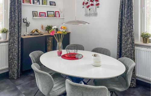 Eext Casa | Cozy Home In Eext With Kitchen