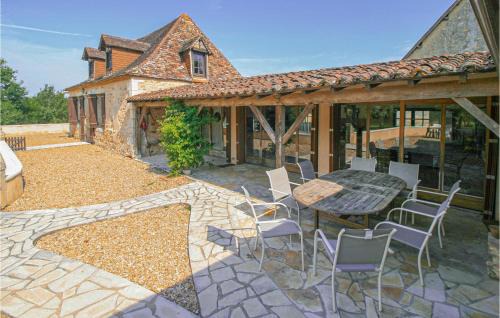 Eglise-Neuve-d'Issac Casa | Cozy Home In Eglise Neuve Dissac