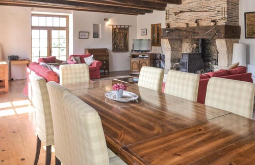 Eglise-Neuve-d'Issac Casa | Cozy Home In Eglise Neuve Dissac