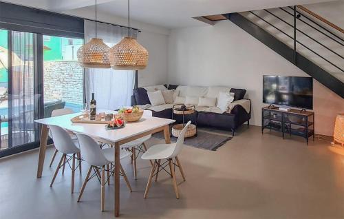 Fazana Casa | Cozy Home In Fazana With Kitchen