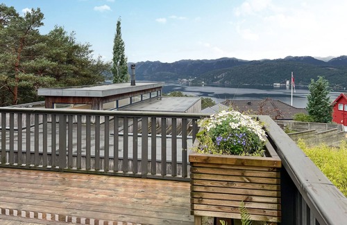 Flekkefjord Casa | Cozy home in Flekkefjord with house sea view