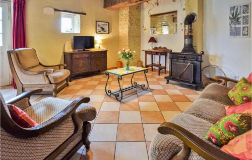 Saint-Germain-du-Pert Casa | Cozy Home In St, Germain Du Pert