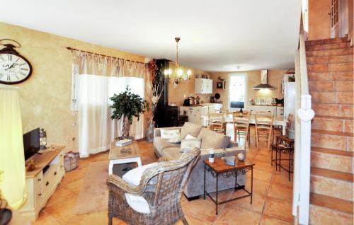 Saint-Jean-du-Bruel Casa | Cozy Home In Saint-Jean-Du-Bruel