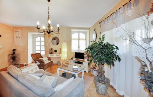 Saint-Jean-du-Bruel Casa | Cozy Home In Saint-Jean-Du-Bruel