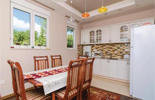 Mojdez Casa | Cozy Home In Igalo With Wifi