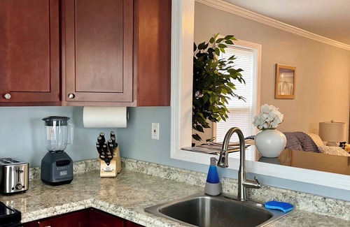 Warwick Casa | Cozy Home in Oakland Beach Nearby Airport