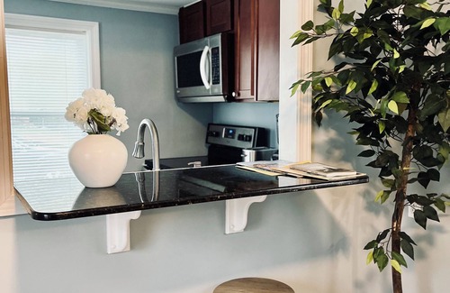 Warwick Casa | Cozy Home in Oakland Beach Nearby Airport