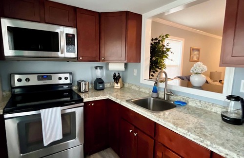 Warwick Casa | Cozy Home in Oakland Beach Nearby Airport