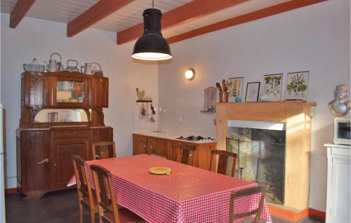 Plourivo Casa | Cozy Home In Plourivo With Kitchen