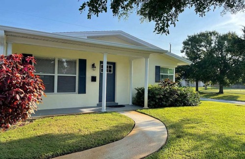 Tropic Casa | Cozy home in quiet neighborhood just a few miles to the beach