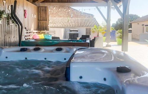 Savignac-sur-Leyze Casa | Cozy Home In Savignac-Sur-Leyze