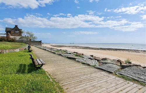 Sartilly-Baie-Bocage Casa | Cozy Home In Sartilly-Baie-Bocage