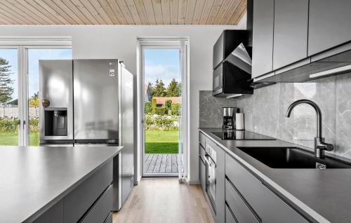 Strøby Ladeplads Casa | Cozy Home In Strøby With Wifi