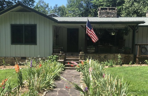 Little Switzerland Casa | Cozy home just off the Blue Ridge Parkway in Little Switzerland