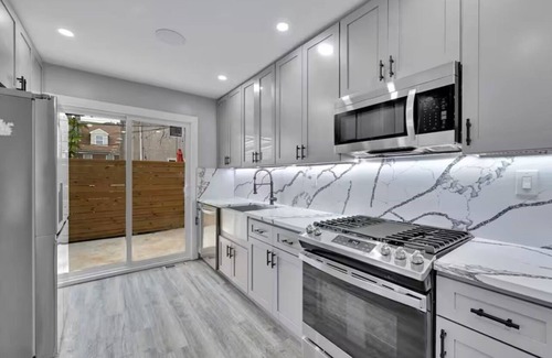 Newbold Casa | Cozy Home near City Center with Hot tub