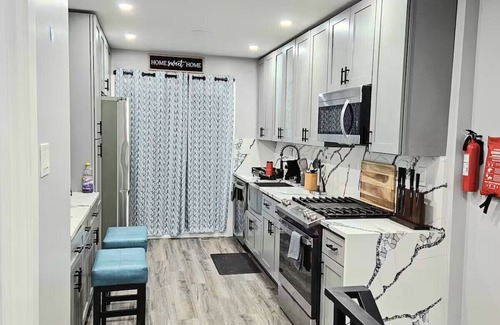 Newbold Casa | Cozy Home near City Center with Hot tub