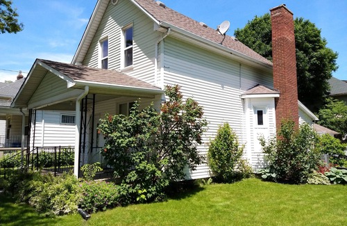 Sarnia Casa | Cozy home near downtown, beaches, parks, Lake Huron and the St. Clair River