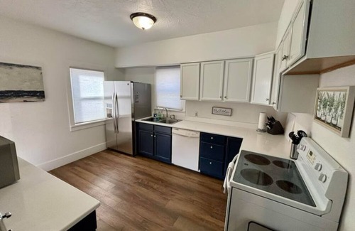 Sioux Falls Casa | Cozy home near DT, Premier Center & Hospital- Foosball, 65"TV & Fenced Yard