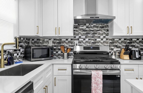 Foster Place Casa | Cozy Home near NRG, Medical Centre, Toyota Centre with Hot Tub Spa, Arcade, BBQ