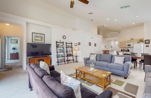 Marbella Casa | Cozy home near theme parks, WiFi, private pool & W/D, pool table
