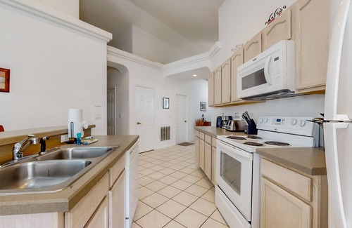 Marbella Casa | Cozy home near theme parks, WiFi, private pool & W/D, pool table