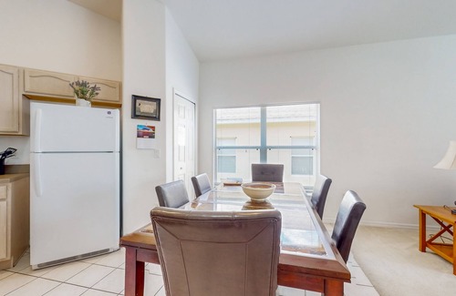 Marbella Casa | Cozy home near theme parks, WiFi, private pool & W/D, pool table