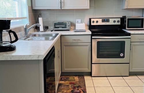 Redington Beach Casa | Cozy home near white sandy beach & Florida sunsets!