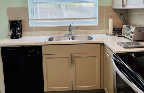 Redington Beach Casa | Cozy home near white sandy beach & Florida sunsets!