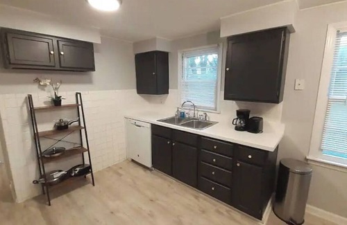 Overland Park Casa | Cozy home, Quiet, Safe, WI-FI, Pet Friendly