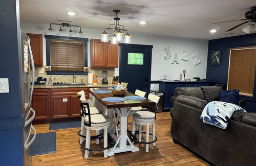 Gatlinburg Cabaña | Cozy/Home Serenity at It's Best. Come Stay Awhile-1 Mi From Gatlinburg Parkway!