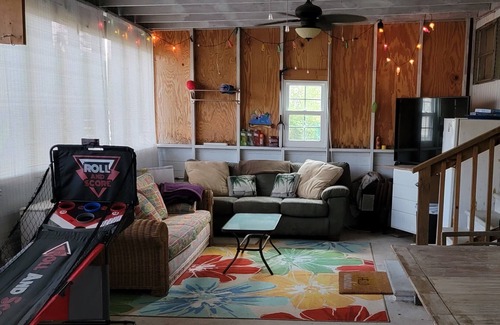 White Lake Casa | Cozy home w/ easy walk to lake