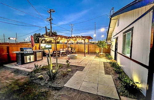Downtown Phoenix Casa | Cozy Home w/Yard & Outdoor Kitchen 5 min. Drive to Downtown & Airport
