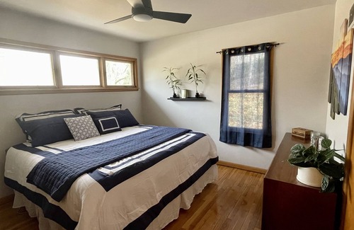 Iowa City Casa | Cozy Home Walking Distance to the Stadium and Downtown! Kid and Pet Friendly.