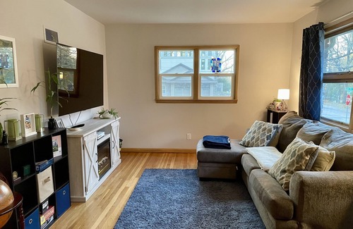 Iowa City Casa | Cozy Home Walking Distance to the Stadium and Downtown! Kid and Pet Friendly.
