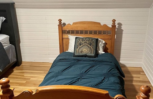 Iowa City Casa | Cozy Home Walking Distance to the Stadium and Downtown! Kid and Pet Friendly.
