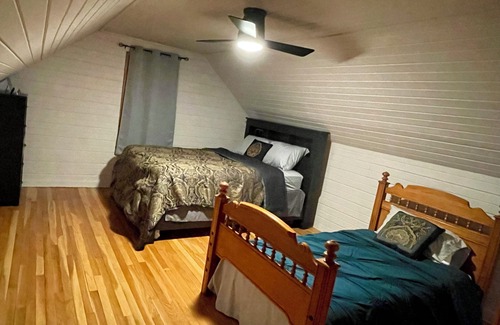 Iowa City Casa | Cozy Home Walking Distance to the Stadium and Downtown! Kid and Pet Friendly.