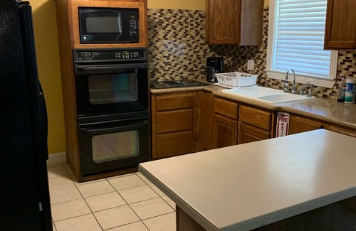 Schulenburg Casa | Cozy home with great landscaping and cute decor!