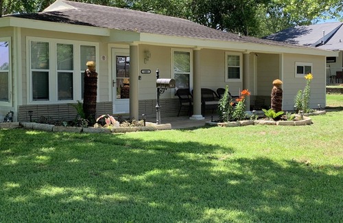 Schulenburg Casa | Cozy home with great landscaping and cute decor!