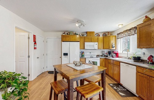 Chiloquin Casa | Cozy home with lake & mountain views, full kitchen, A/C, fireplace & WIFI