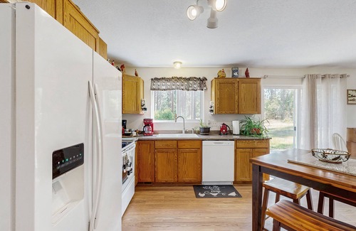 Chiloquin Casa | Cozy home with lake & mountain views, full kitchen, A/C, fireplace & WIFI