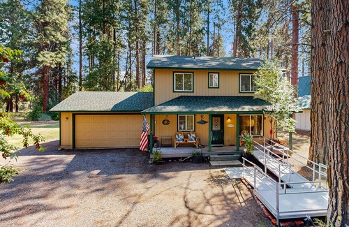 Chiloquin Casa | Cozy home with lake & mountain views, full kitchen, A/C, fireplace & WIFI