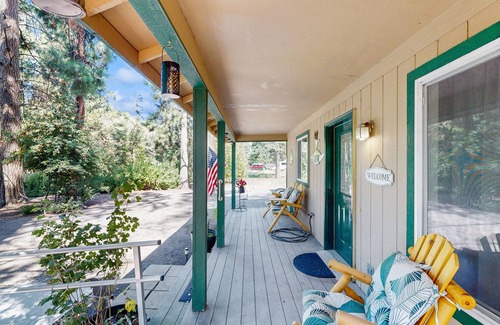 Chiloquin Casa | Cozy home with lake & mountain views, full kitchen, A/C, fireplace & WIFI